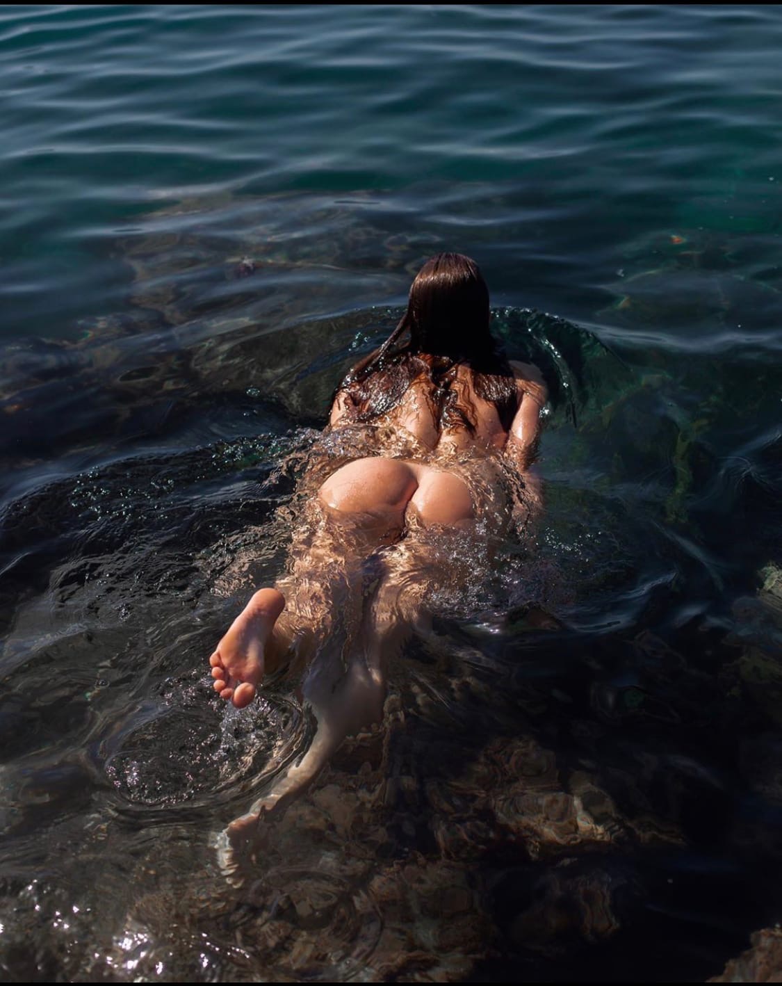 1125x1418, 233 Kb / вода, попа, длинные волосы