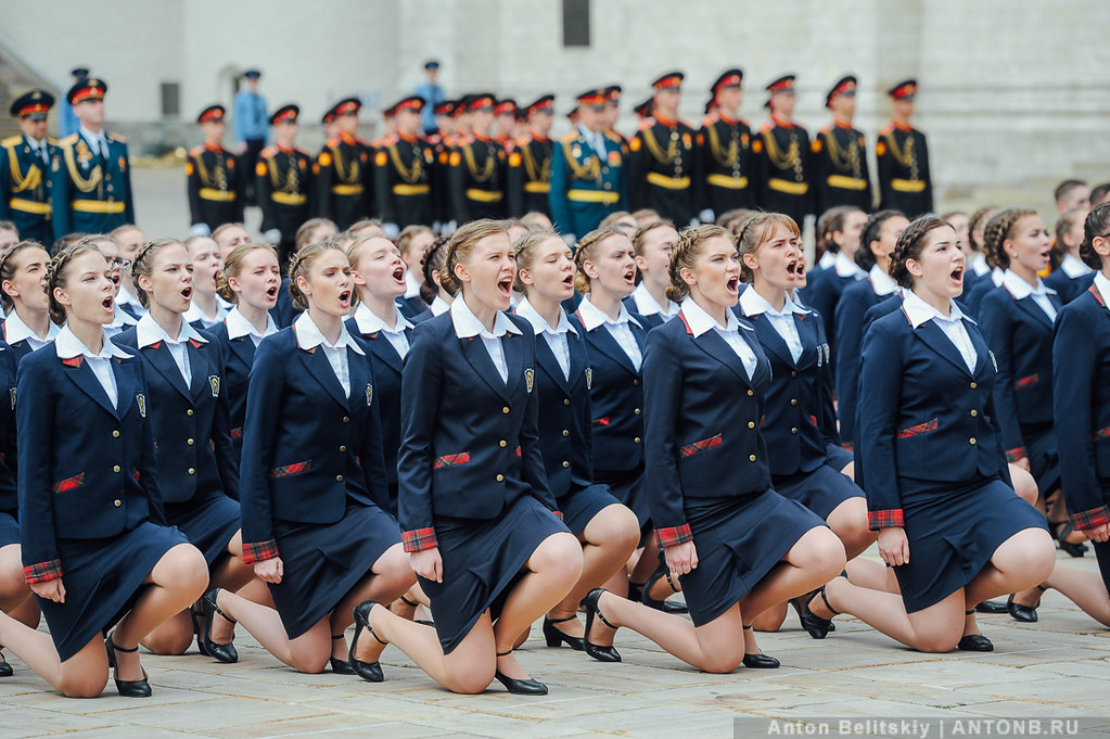 1023x681, 227 Kb / парад, строй, войска, на колене