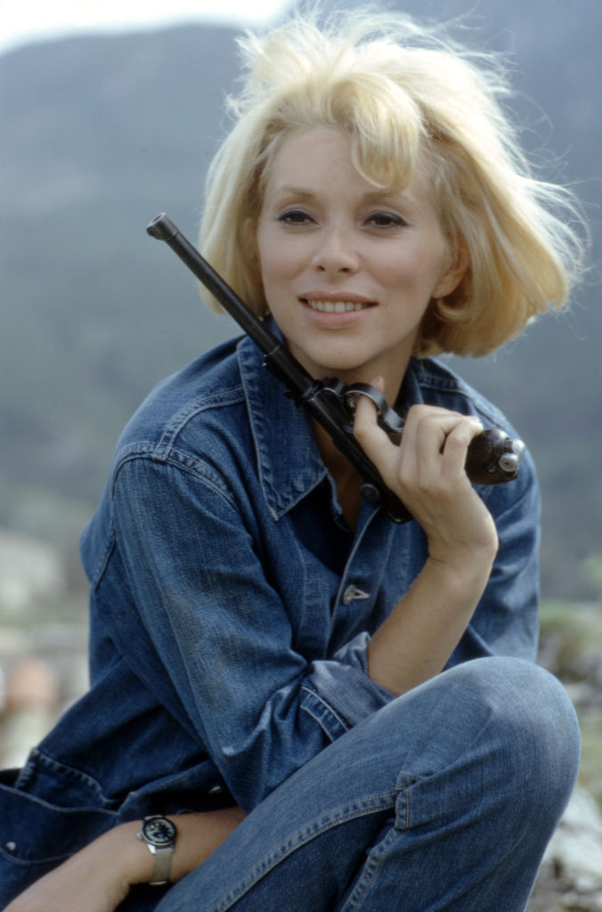 676x1024, 106 Kb / джинсовка, пистолет, Mireille Darc, Мирей Дарк, деним, часы, блондинка