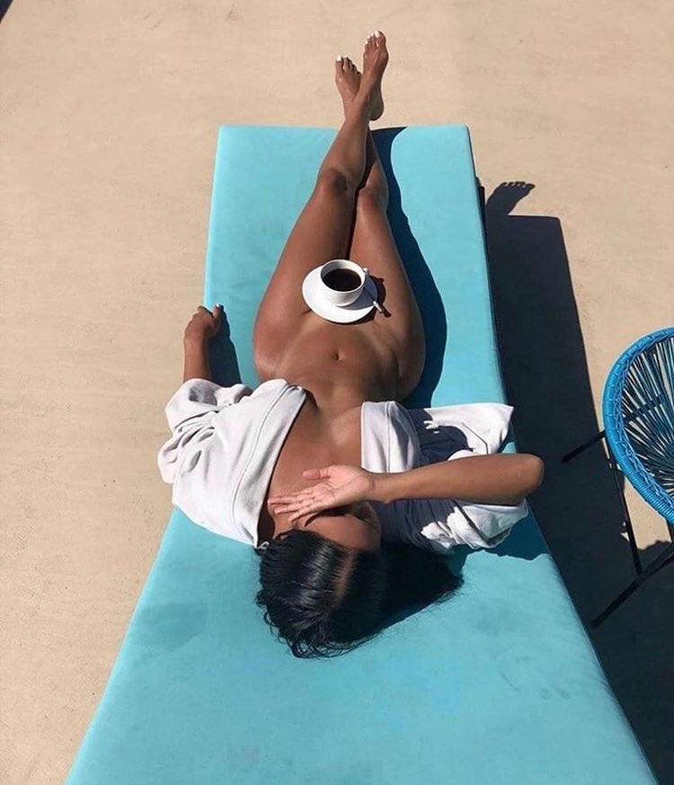 750x874, 75 Kb / шезлонг, тень, рубашка, кофе, чашка, брюнетка