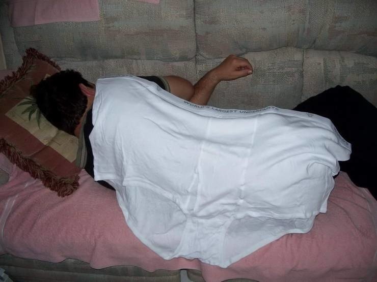 740x555, 60 Kb / кровать, спит, трусы,