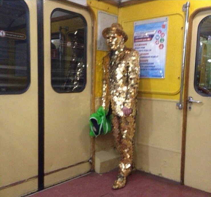 740x693, 161 Kb / костюм, золото, вагон, метро