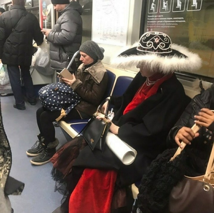 740x738, 159 Kb / шляпка, вагон, сидит