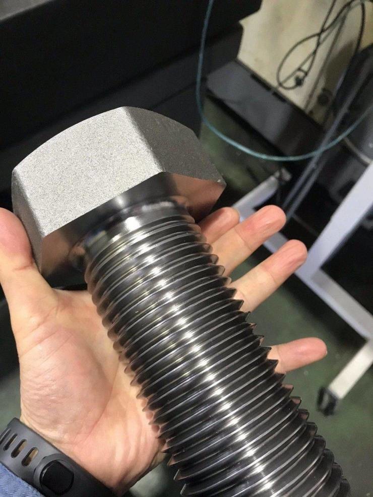 740x986, 136 Kb / рука, болт