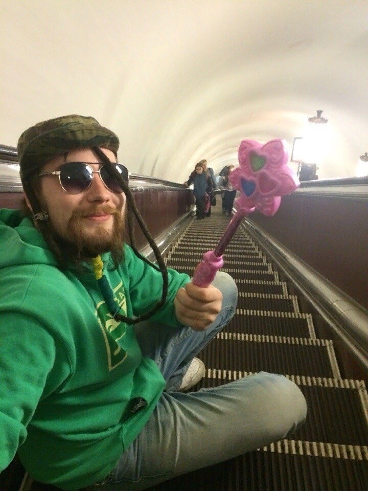 720x960, 157 Kb / эскалатор, ступеньки, очки