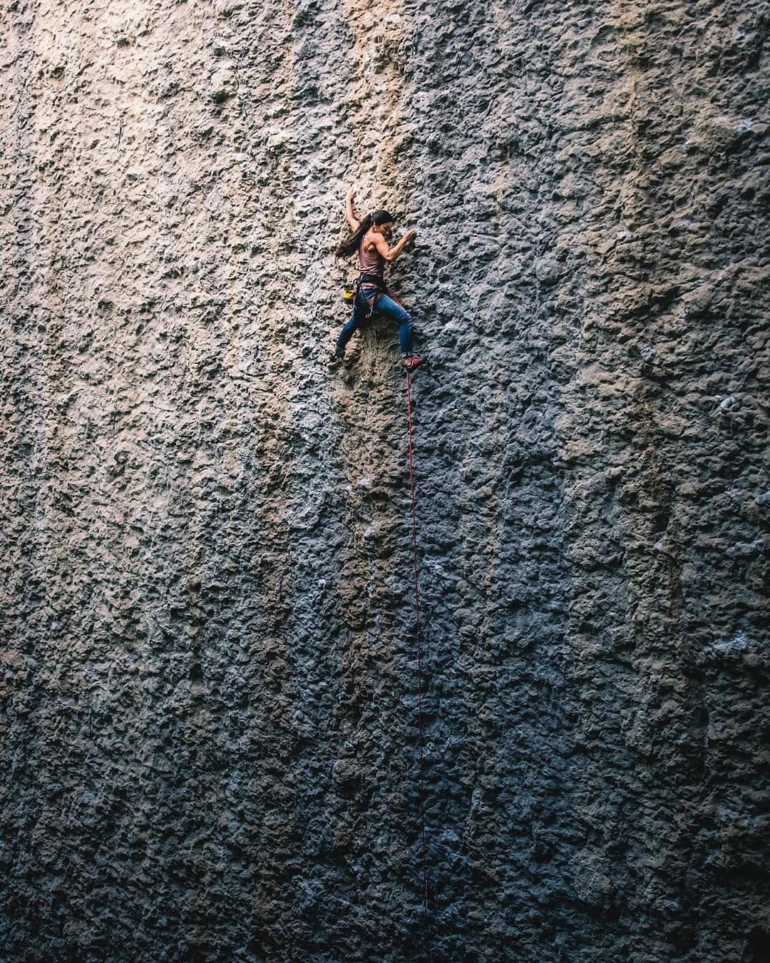 1080x1350, 612 Kb / стена, веревка, джинсы, скалолазка