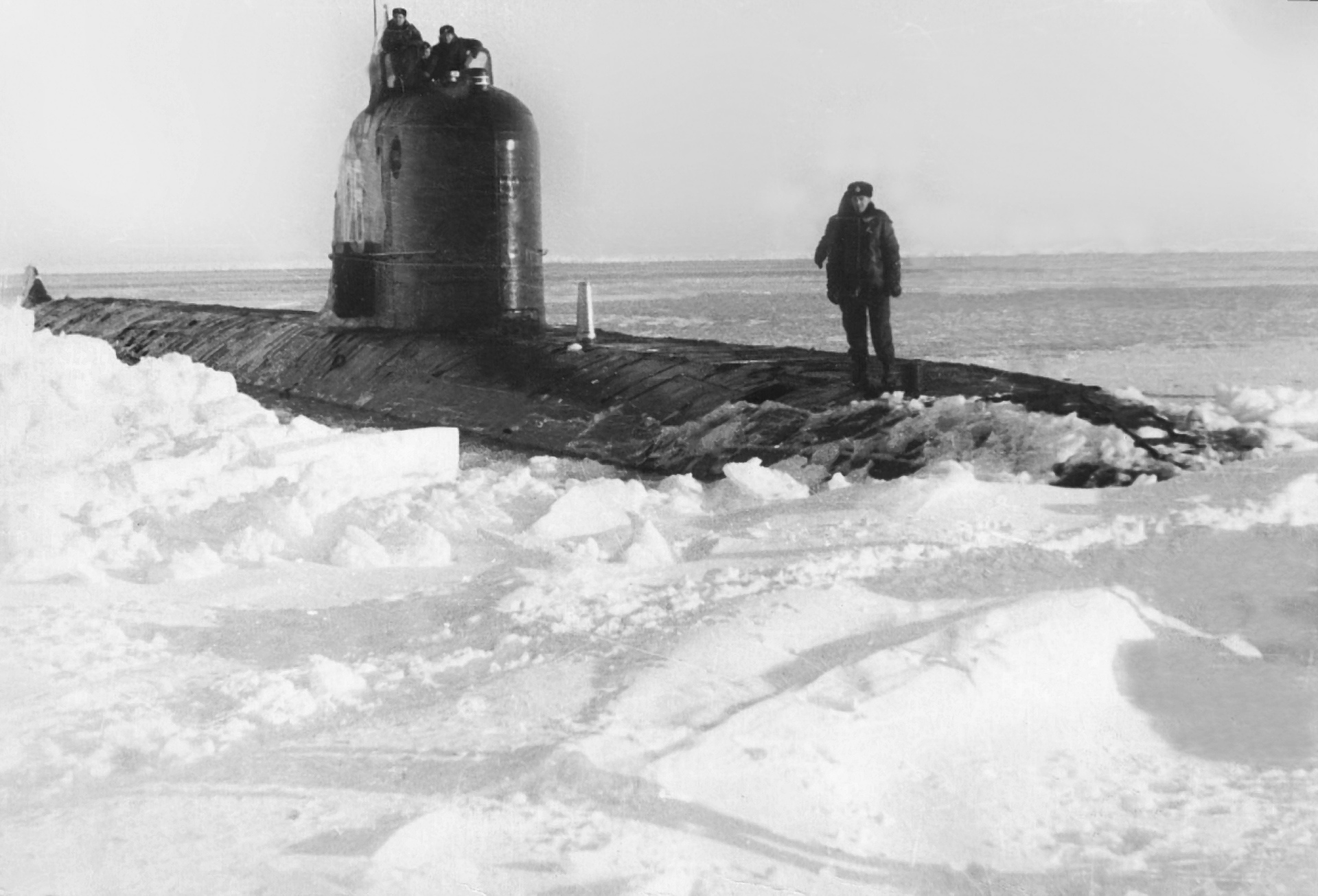 1920x1306, 617 Kb / подводная лодка, подлодка, ссср, лед, льдины, ч/б, Северный полюс, Ленинский комсомол