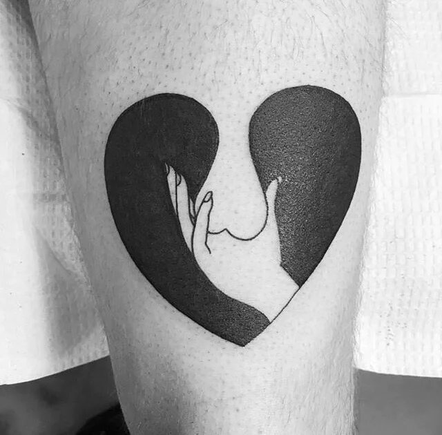 640x630, 61 Kb / нога, тату, держать, сердце, яйца, рука, ч/б