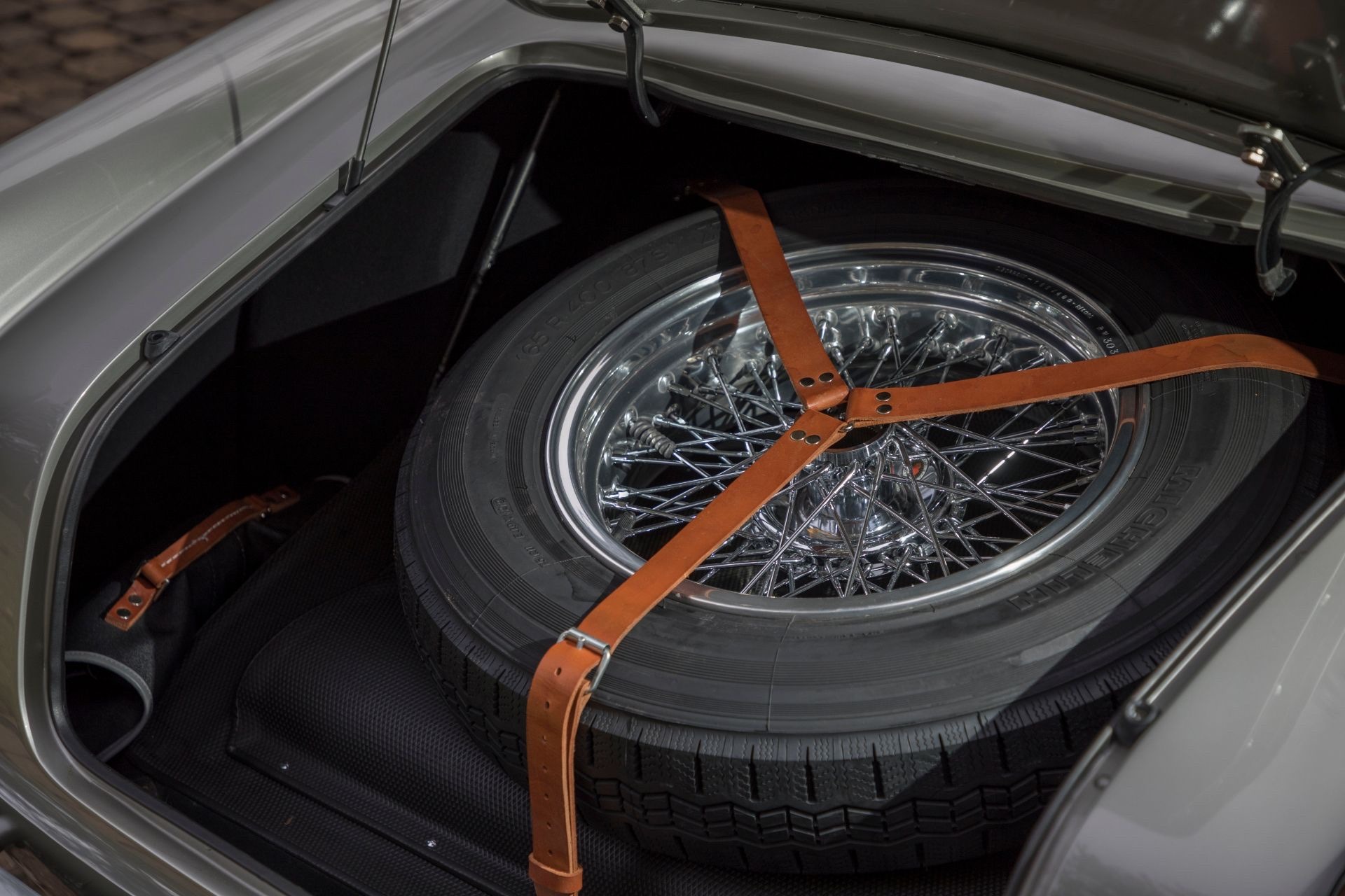 1920x1280, 333 Kb / запаска, колесо, багажник