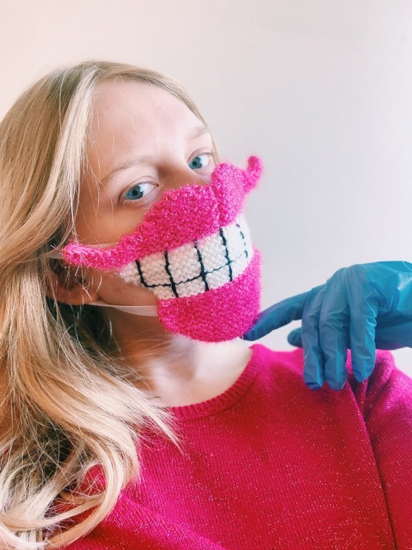 600x800, 108 Kb / блондинка, маска, вязаная, перчатка, зубы