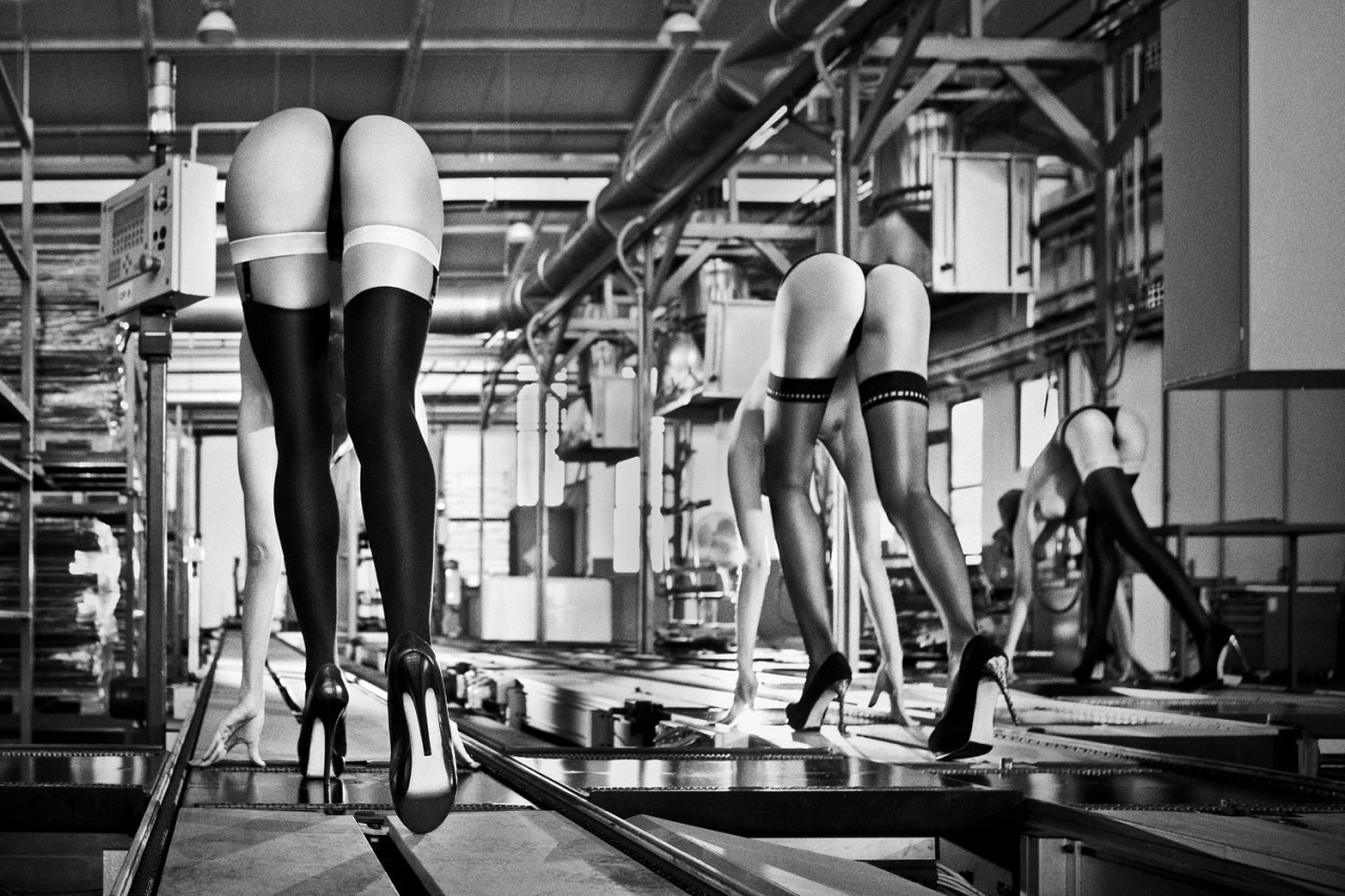 1280x853, 313 Kb / женщины, раком, чулки, дорожки, туфли, трубы, ч/б