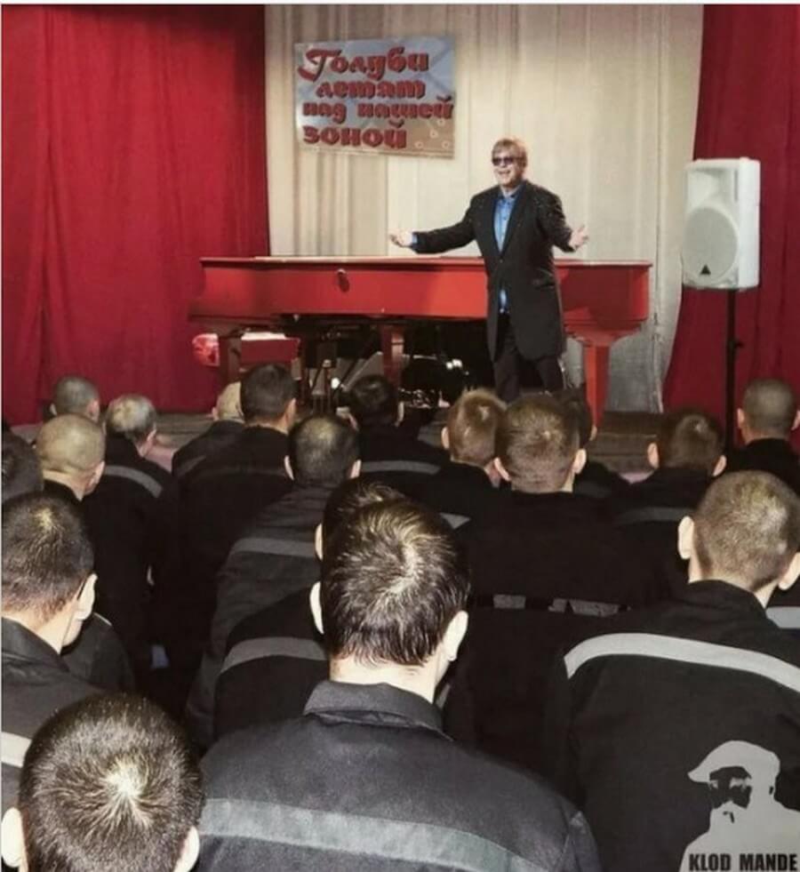 900x981, 87 Kb / зэки, заключённые, элтон джон, выступление