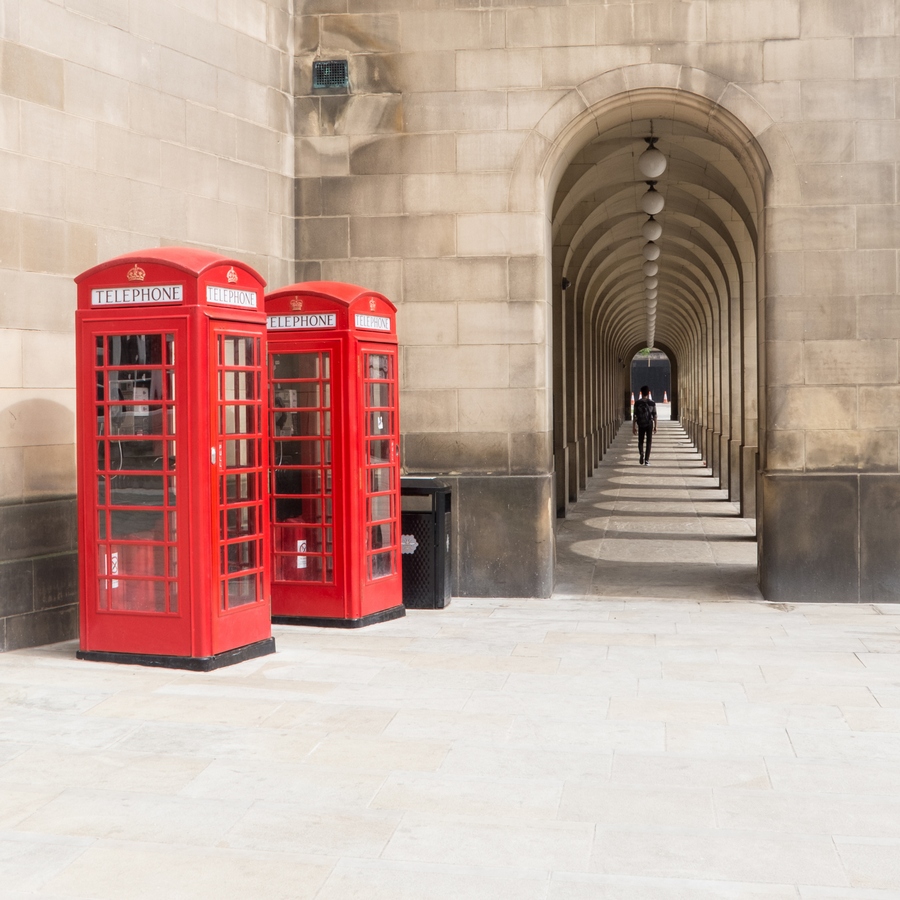 900x900, 359 Kb / коридор, арки, светильники, мужчина, телефонные будки