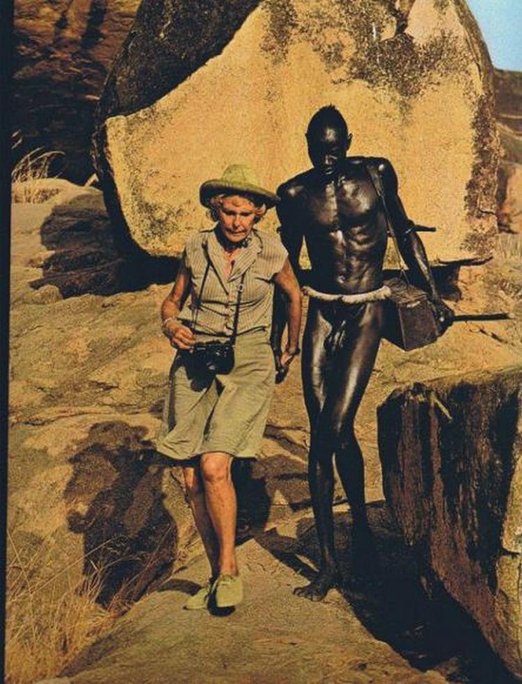 750x983, 122 Kb / турист, негр, лени рифеншталь, фотограф, фотоаппарат, камни, шляпа, сумка