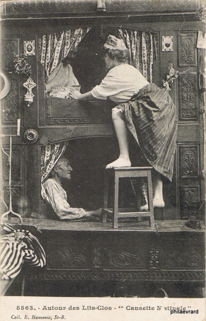 659x1024, 139 Kb / шкаф-кровать, табурет, ярусы, женщина, мужчина, дед, ч/б