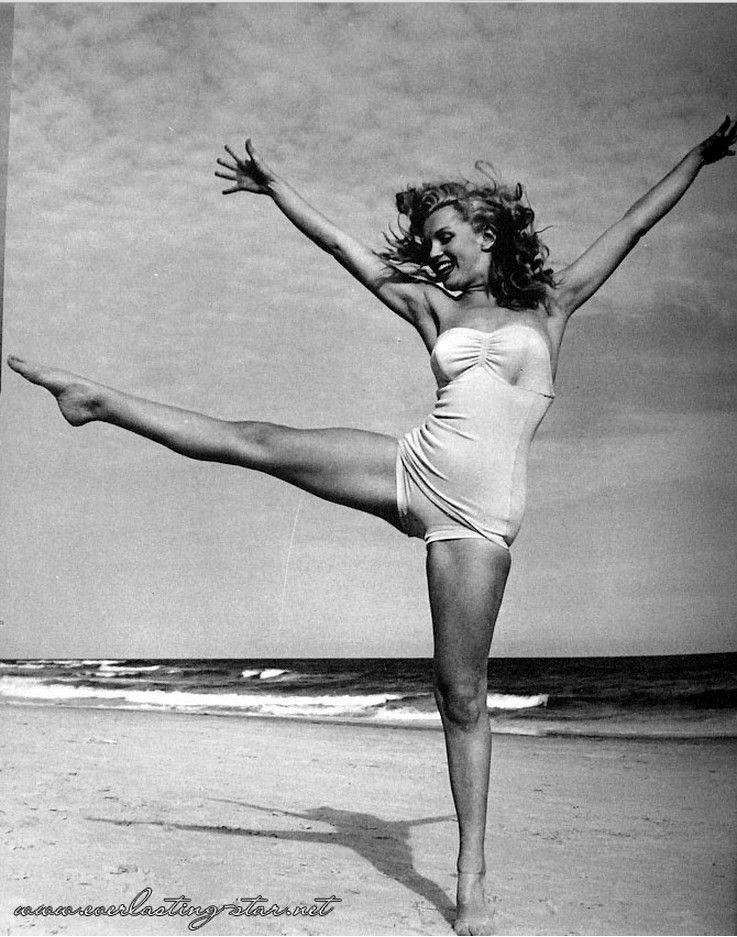 737x937, 147 Kb / Marilyn Monroe, Мэрилин Монро, ч/б, пляж, небо, песок, вода