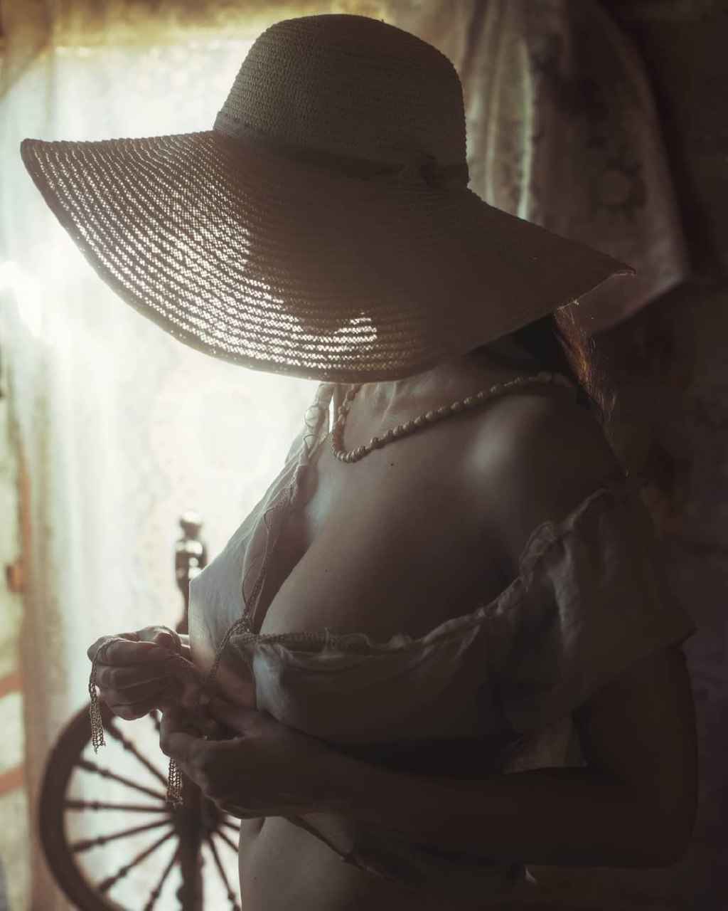 1024x1280, 128 Kb / прялка, шляпа, бусы, завязки, Давид Дубницкий, David Dubnitskiy