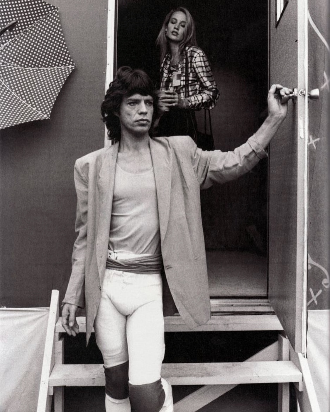 1125x1403, 410 Kb / мик джаггер, дверь, зонт, ступени, ч/б