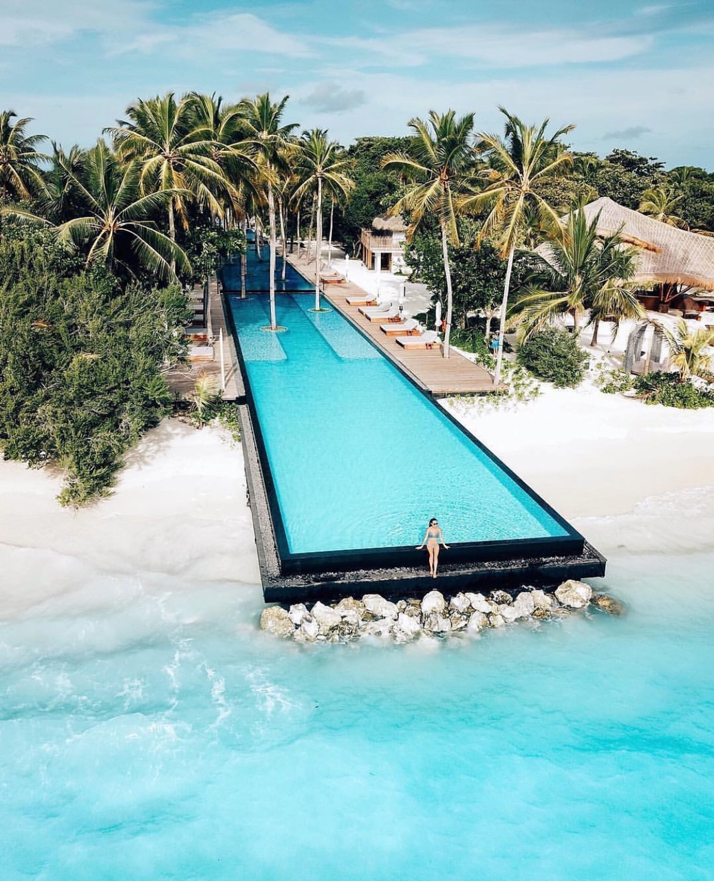 1038x1280, 385 Kb / бассейн, воды, песок, пляж, небо, отель, пальмы, деревья, камни, шезлонги