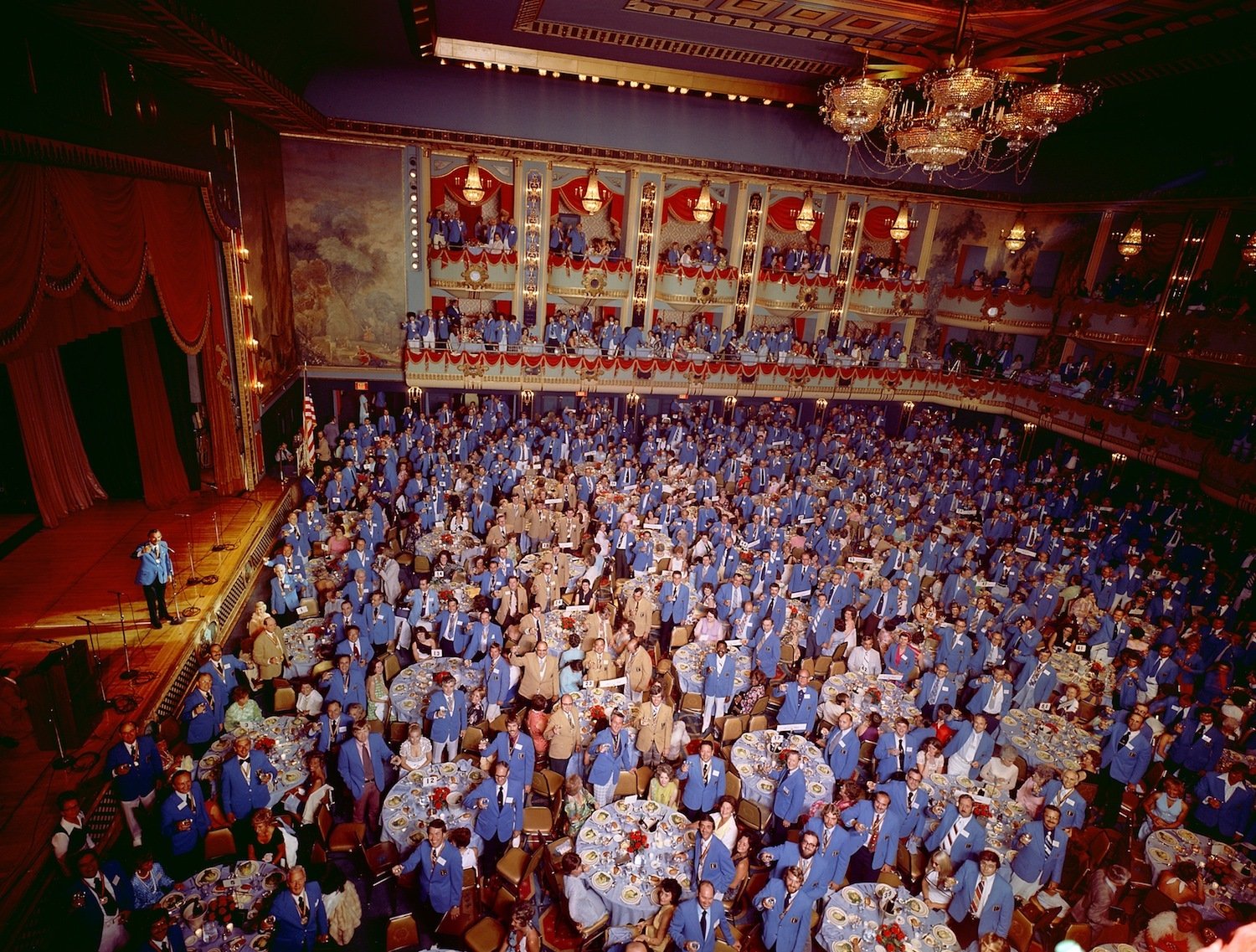 1500x1137, 496 Kb / гостинца, пиджак, съезд, собрание, продавец, пылесос, Electrolux