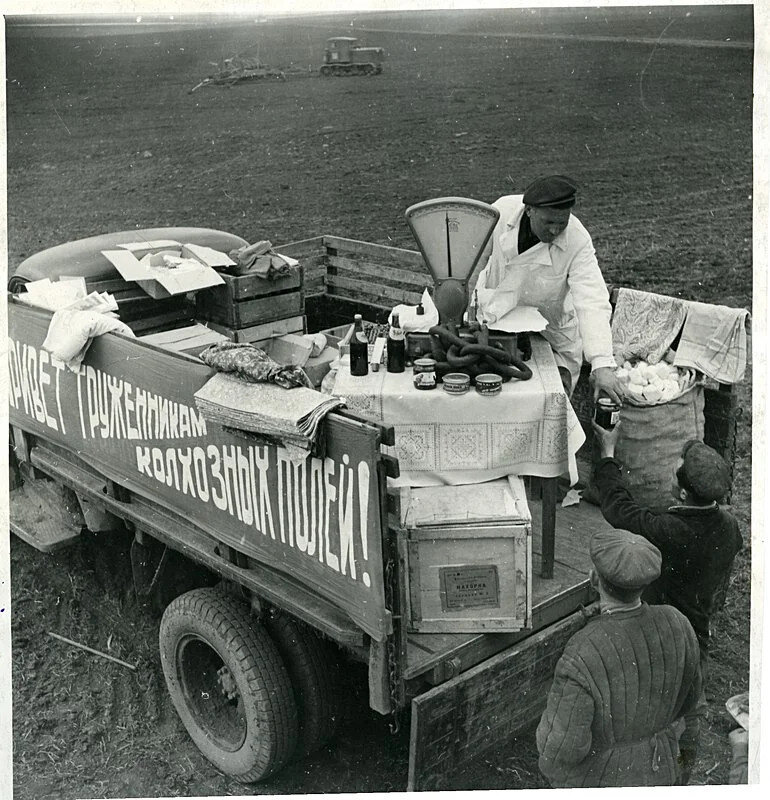 770x800, 174 Kb / ч/б, автолавка, ссср, грузовик, весы, консервы, поле, трактор, плуг