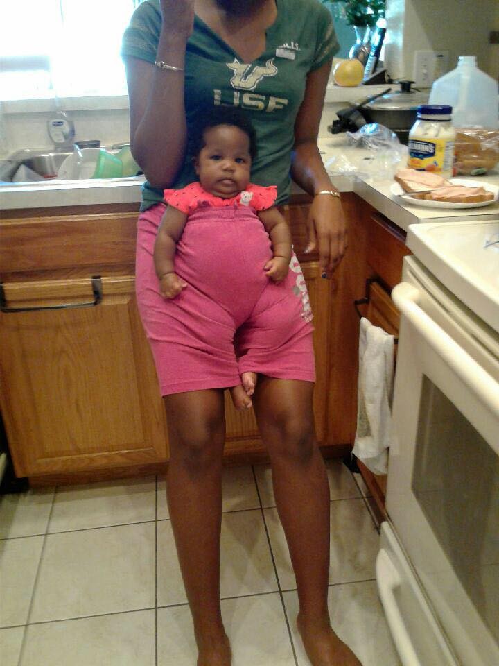 720x960, 98 Kb / кенгуру, няня, ребёнок, дети, малыш, негр, шаровары