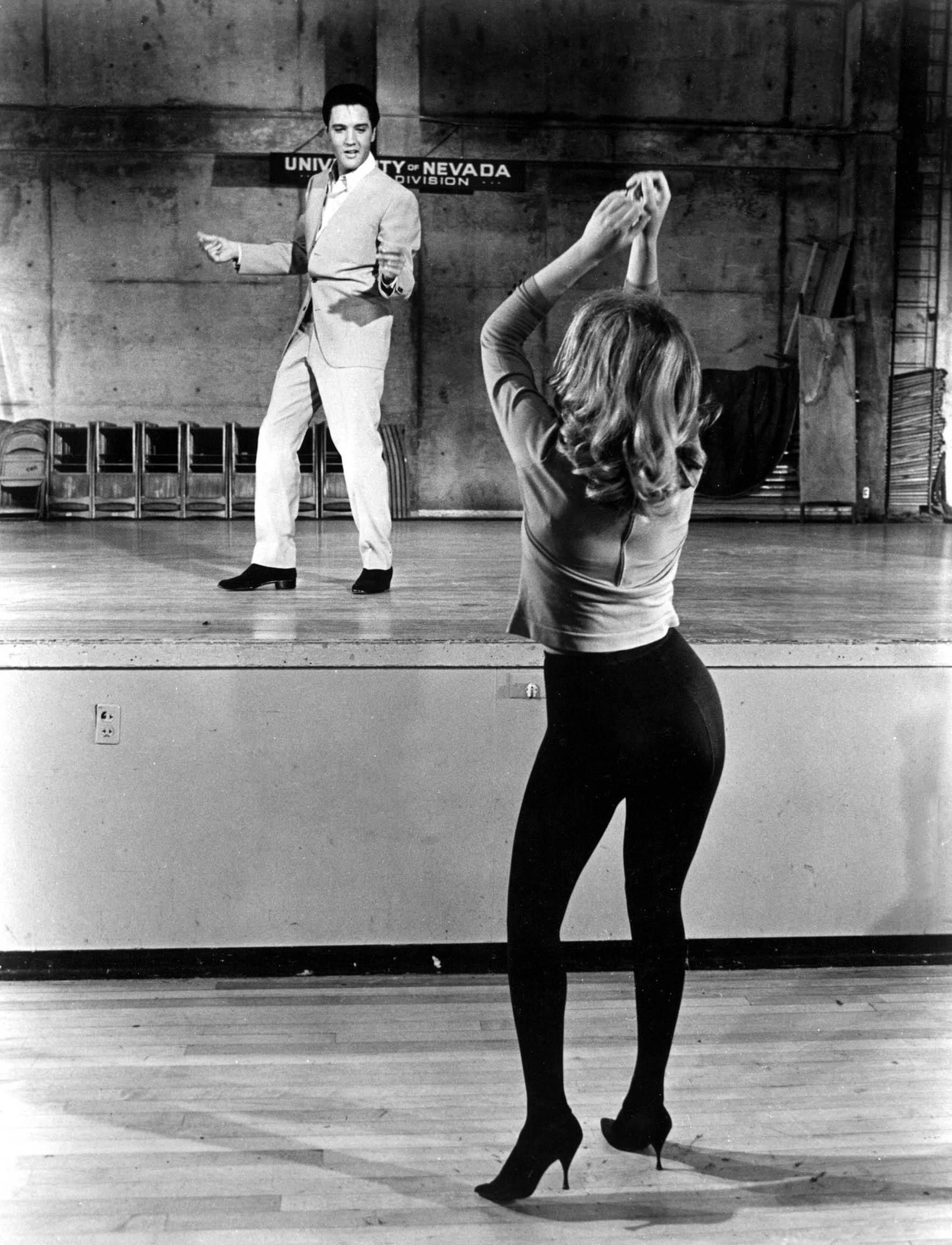 1764x2305, 399 Kb / Элвис, Энн-Маргрет, сцена, танцы, ч/б, Невада