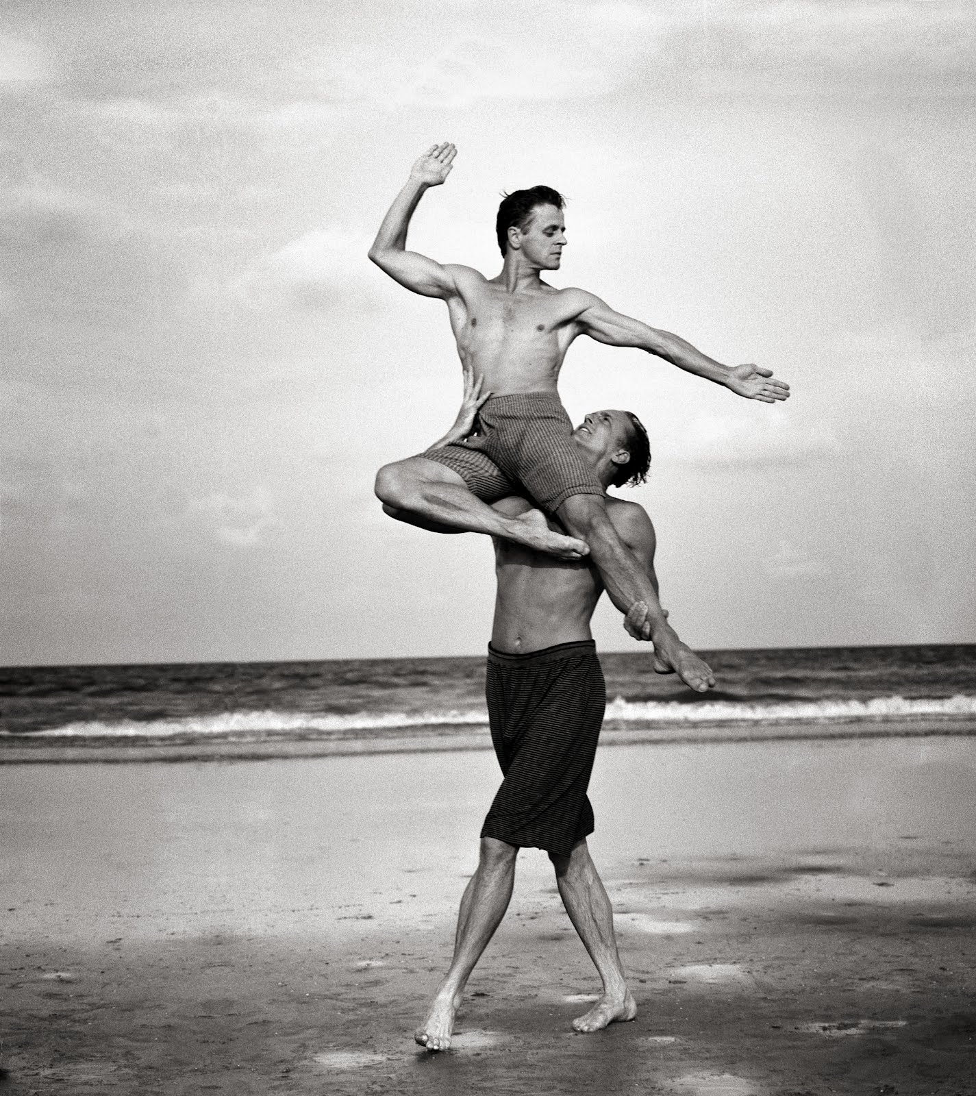 1425x1600, 407 Kb / мужчины, ч/б, танец, балеруны, пляж, Михаил Барышников, Роб Бессерер