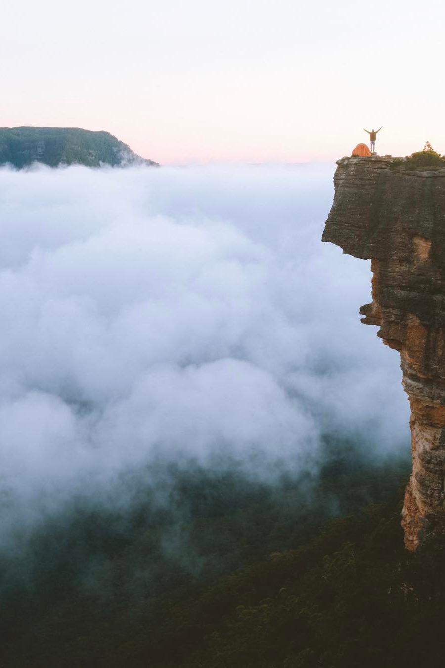 900x1350, 128 Kb / голы, скала, обрыв, палатка, туман, облака