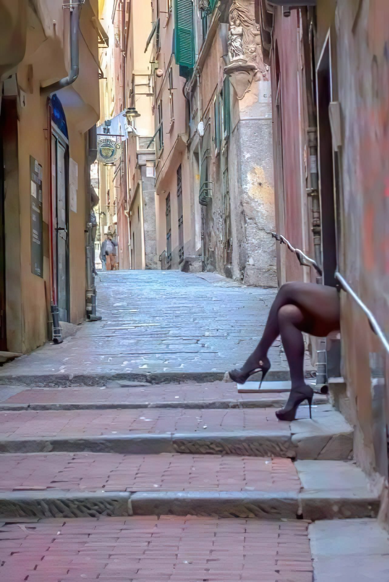 1282x1920, 261 Kb / Переулок, ступени, ноги