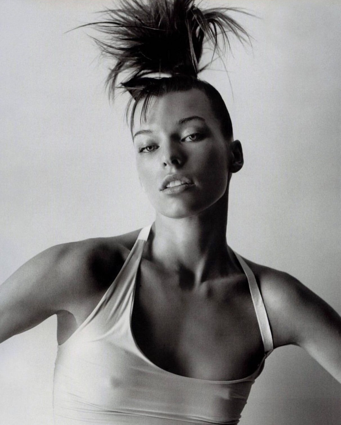 1440x1793, 354 Kb / ч/б, Милла Йовович, майка, соски