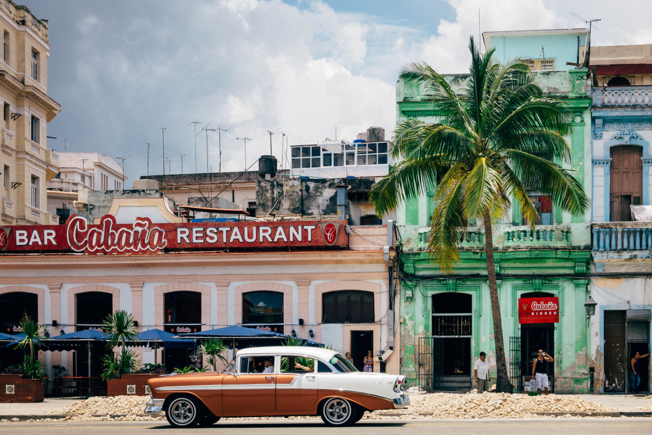 1280x853, 464 Kb / автомобиль, классика, ретро, ресторан, вывеска, Куба, пальма, бар, гавана, улица