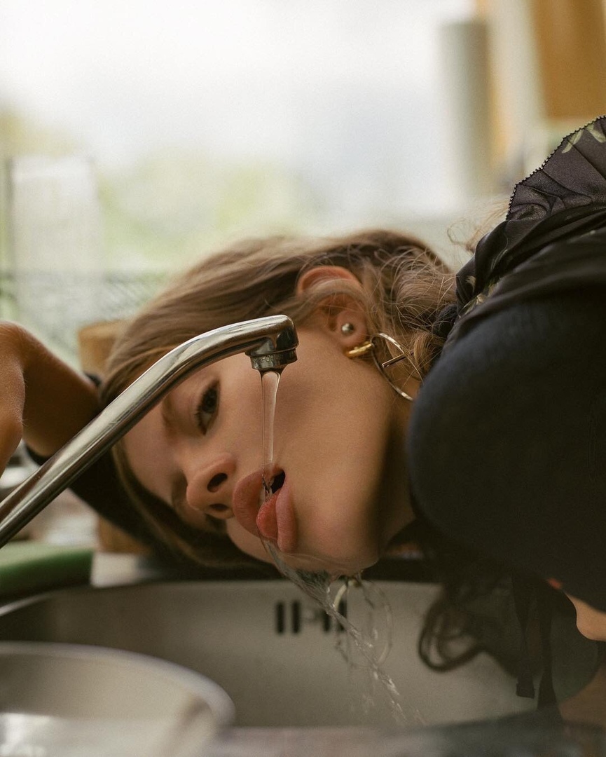 865x1080, 232 Kb / кран, вода, девушка, Barbora, Bara Podzimkova