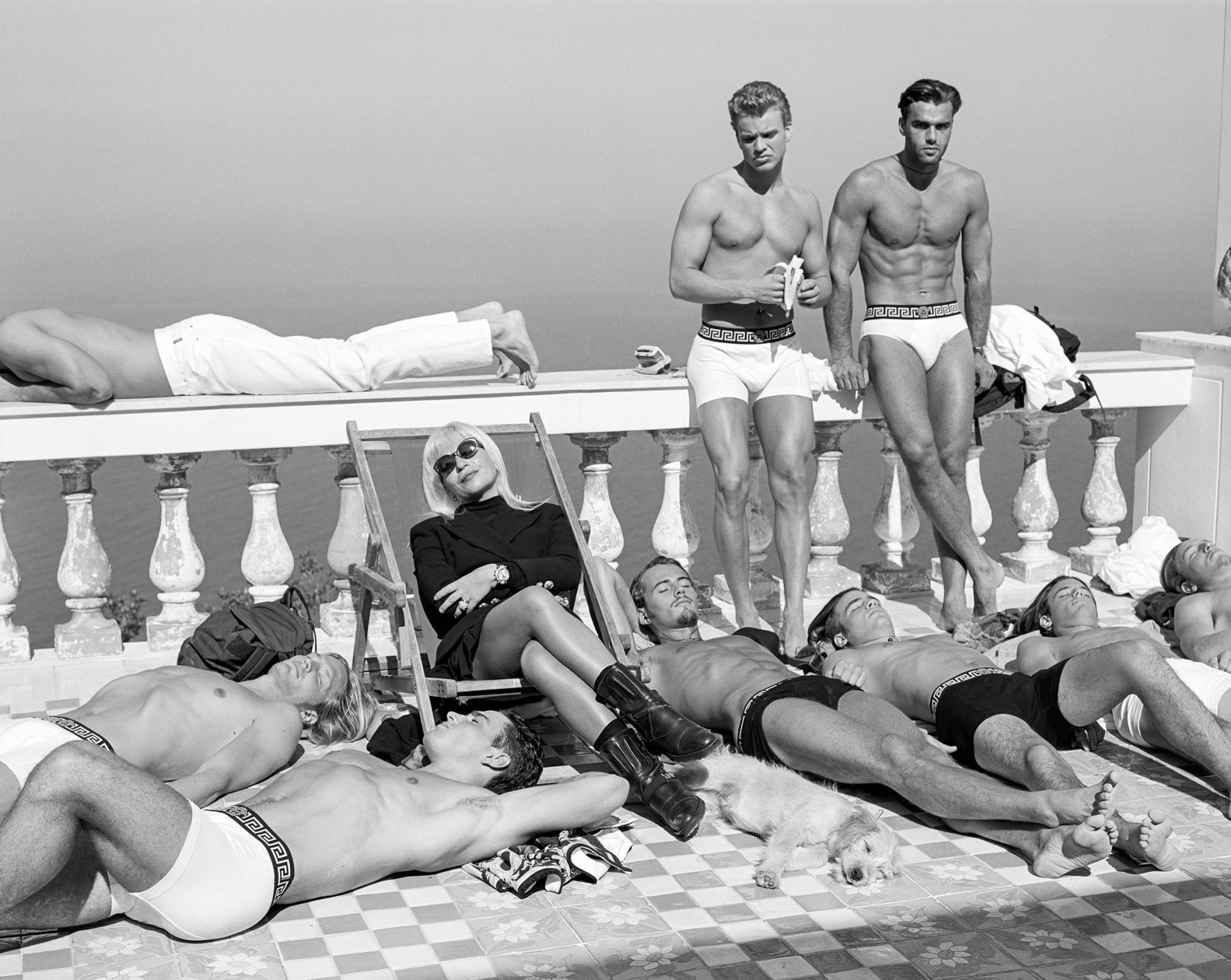 2048x1631, 620 Kb / ч/б, шезлонг, сапоги, очки, солярий, пресс, мужики