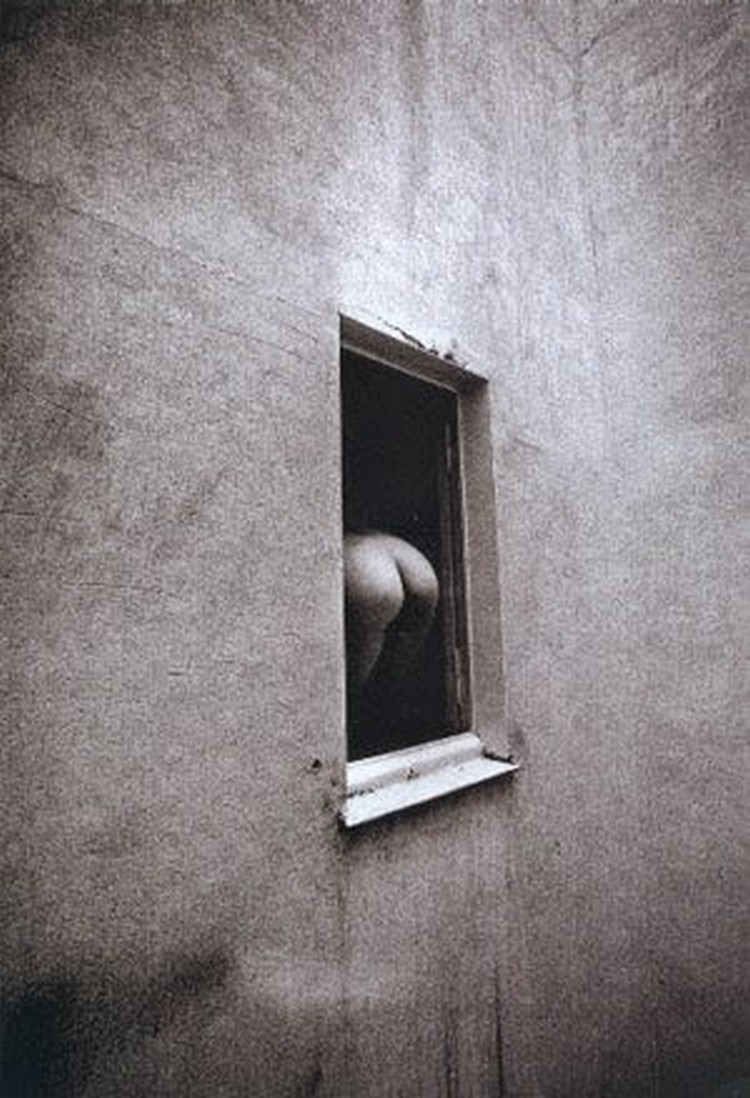 750x1098, 171 Kb / окно, попа, ч/б, Jeanloup Sieff