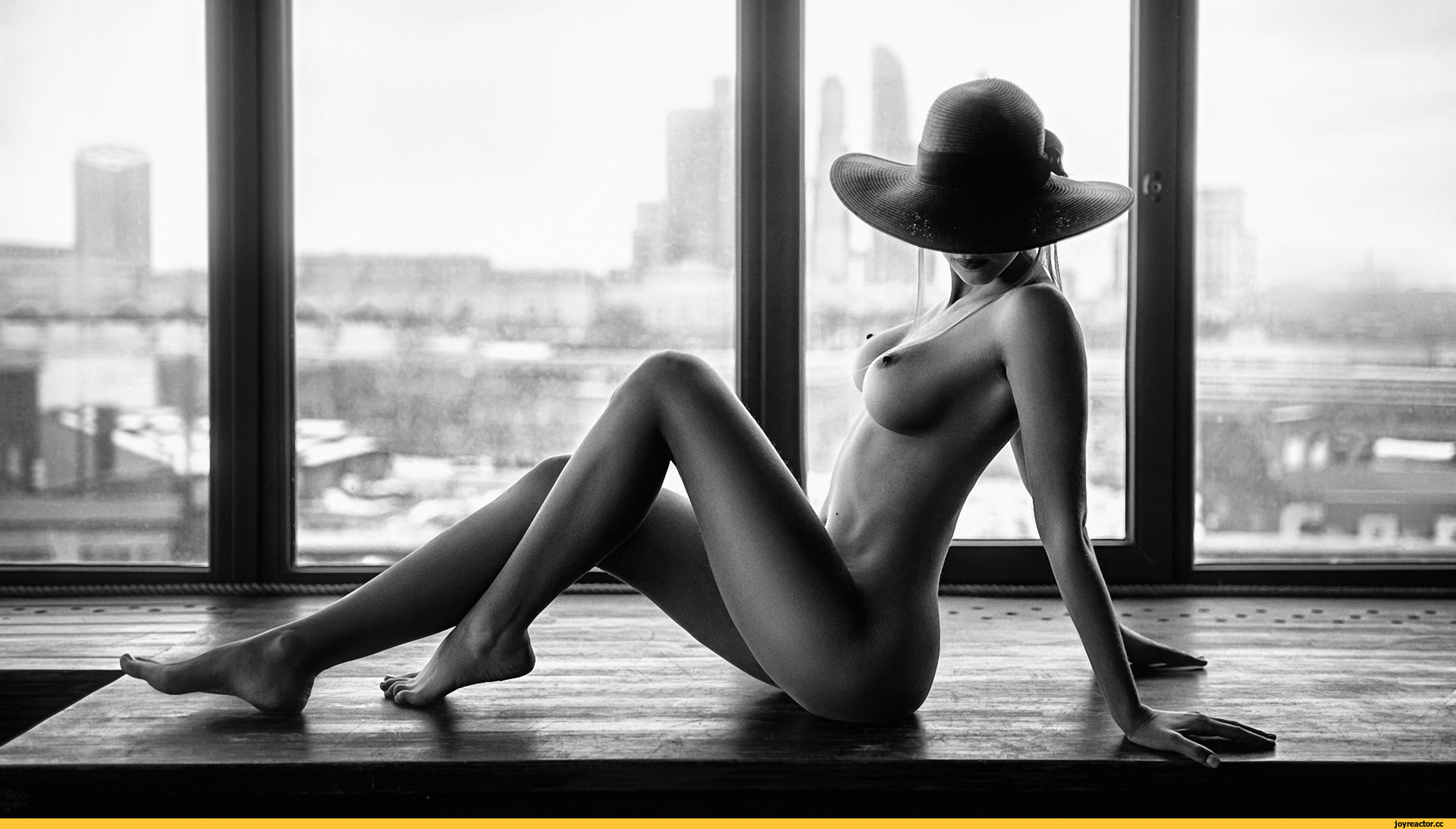 1920x1094, 492 Kb / женщина, шляпа, окно, ч/б