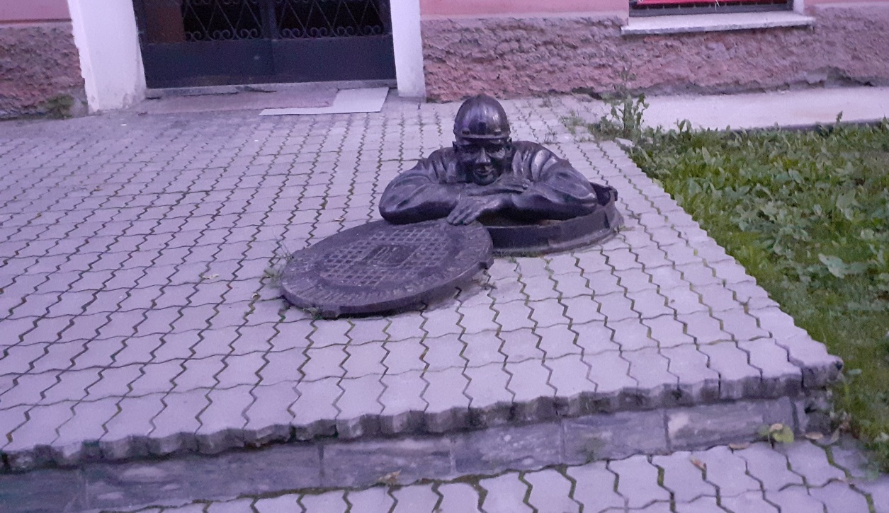 1255x725, 320 Kb / Колодец, сантехник, екатеринбург, скульптура