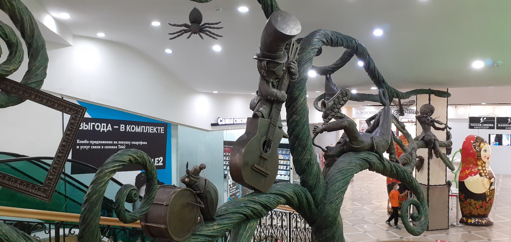 1651x782, 407 Kb / Музыканты, бронза, екатеринбург, паук, матрёшка, скульптура