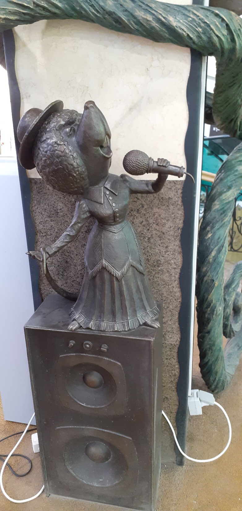 782x1651, 382 Kb / Мышь, колонка, бронза, екатеринбург, поёт, микрофон, скульптура