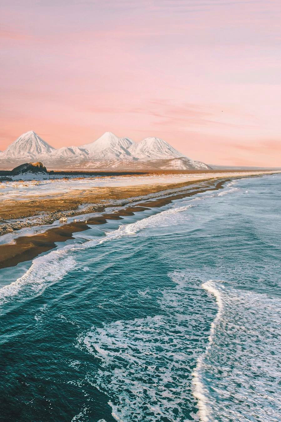 899x1349, 335 Kb / берег, море, горы, автомобиль