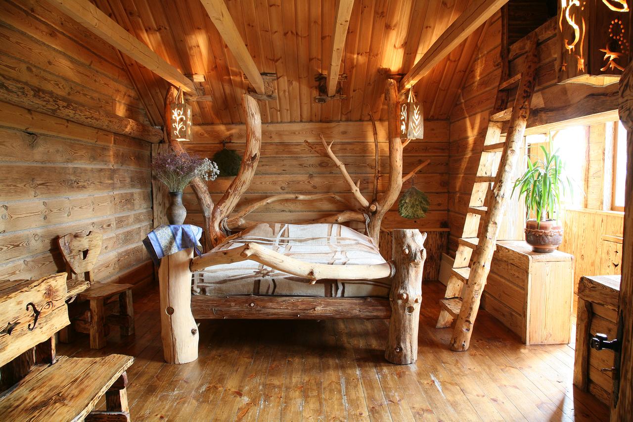 1280x853, 209 Kb / спальная, дерево, кровать, стул, лавка, лестница, светильники, цветок, горшок, ваза, балки, интерьер