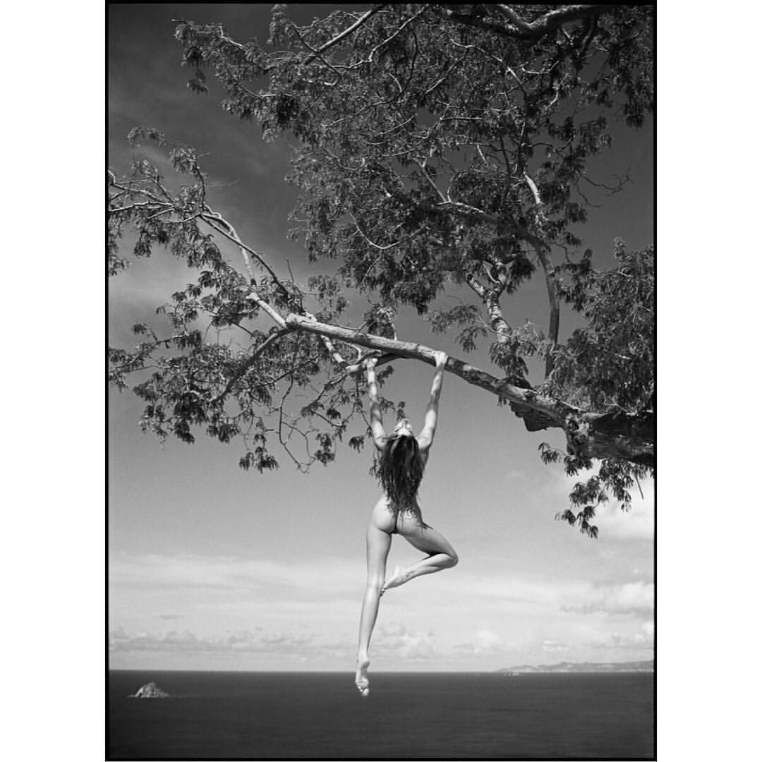 1080x1080, 103 Kb / ветка, женщина, висит, дерево, воды, небо, ч/б