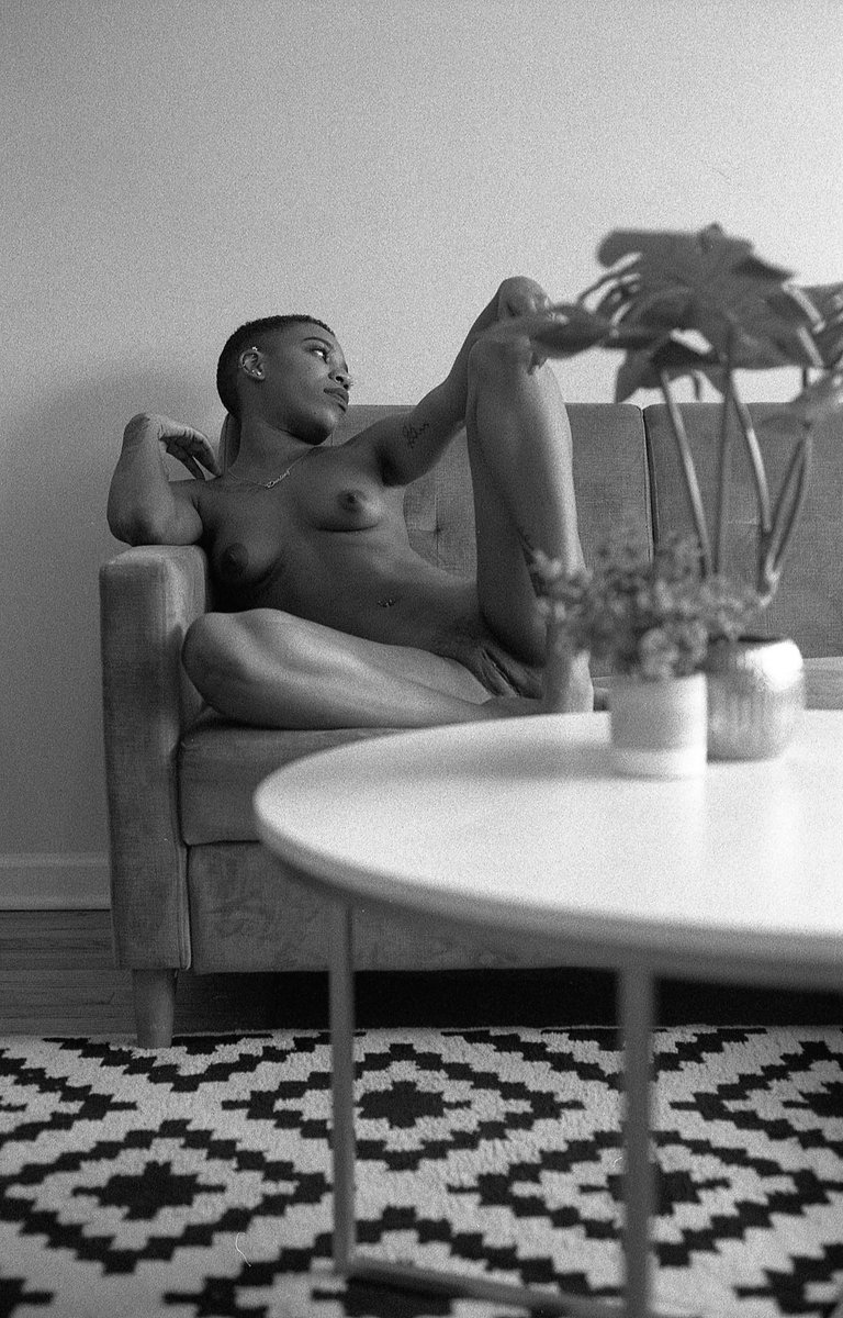 768x1200, 204 Kb / женщина, диван, столик, ч/б