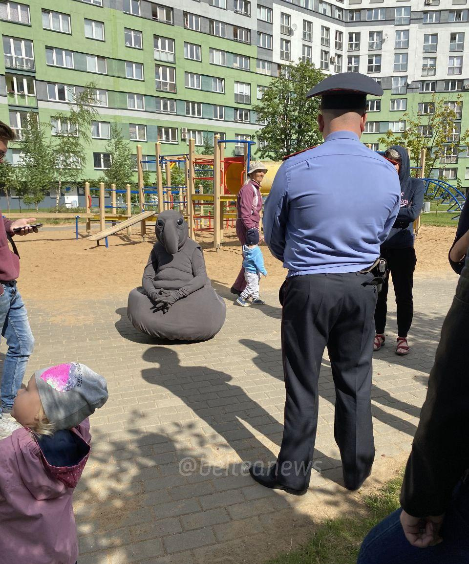 960x1154, 387 Kb / полицейский, участковый, площадка, ждун, жители, милиционер, минск