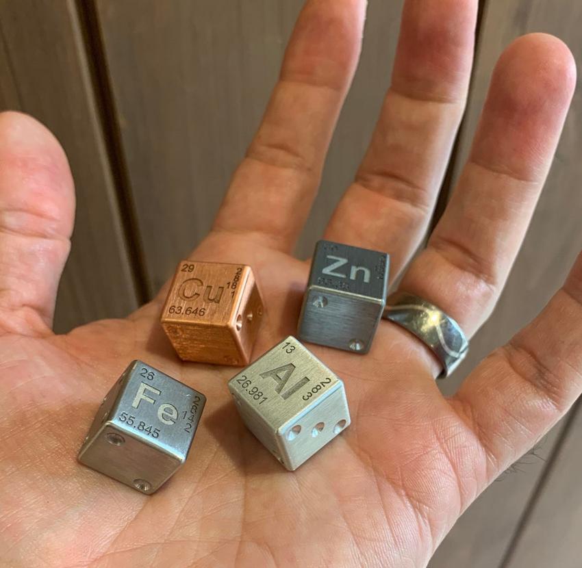 850x830, 67 Kb / Кубики, рука, Fe, Cu, Zn, Al, железо, медь, цинк, алюминий, кольцо