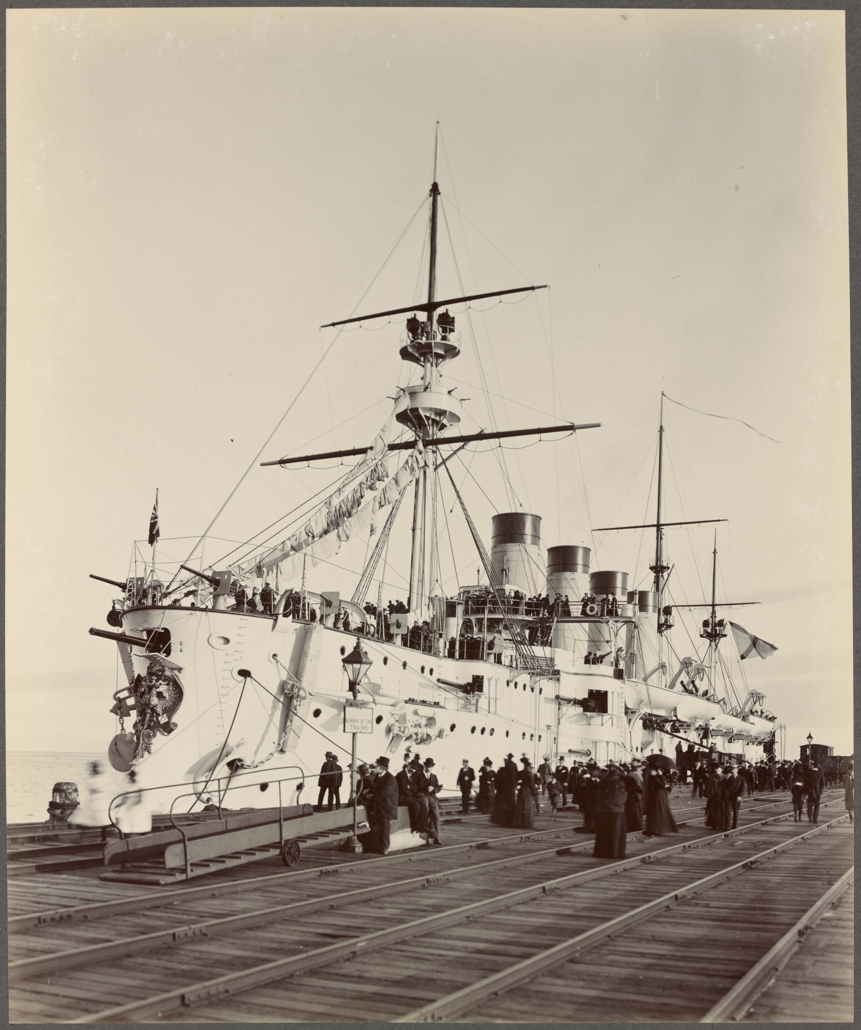 1711x2048, 403 Kb / корабль, крейсер, ч/б, Мельбурн, Австралия, пристань, причал, набережная