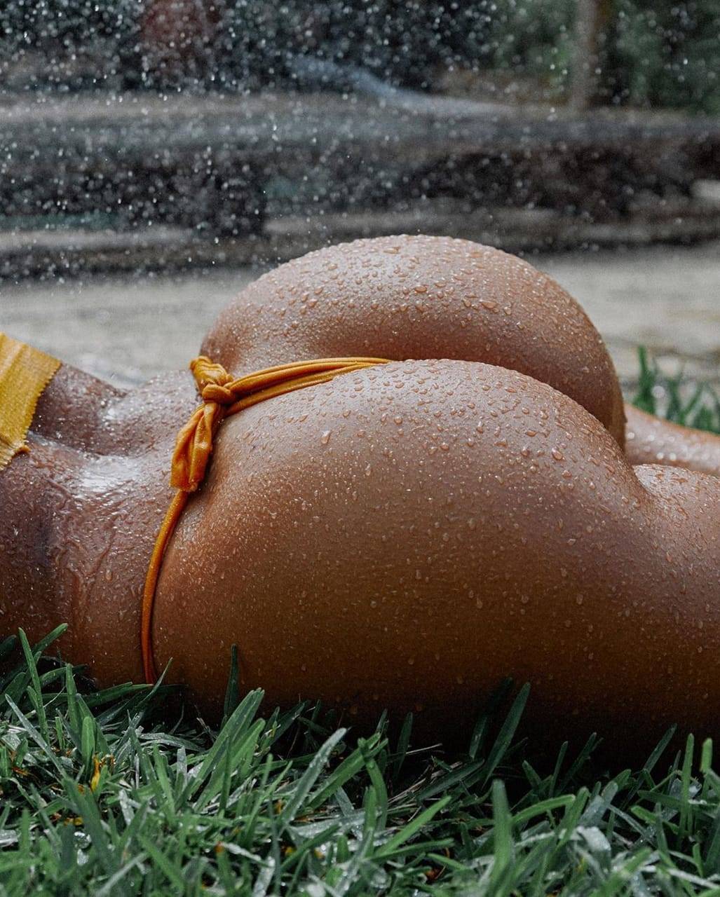 1027x1280, 195 Kb / попа, мокрая, капли, брызги, дождь, стринги