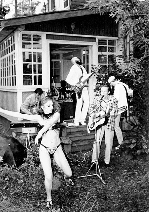 477x681, 80 Kb / девка, танец, ч/б, звуки, му