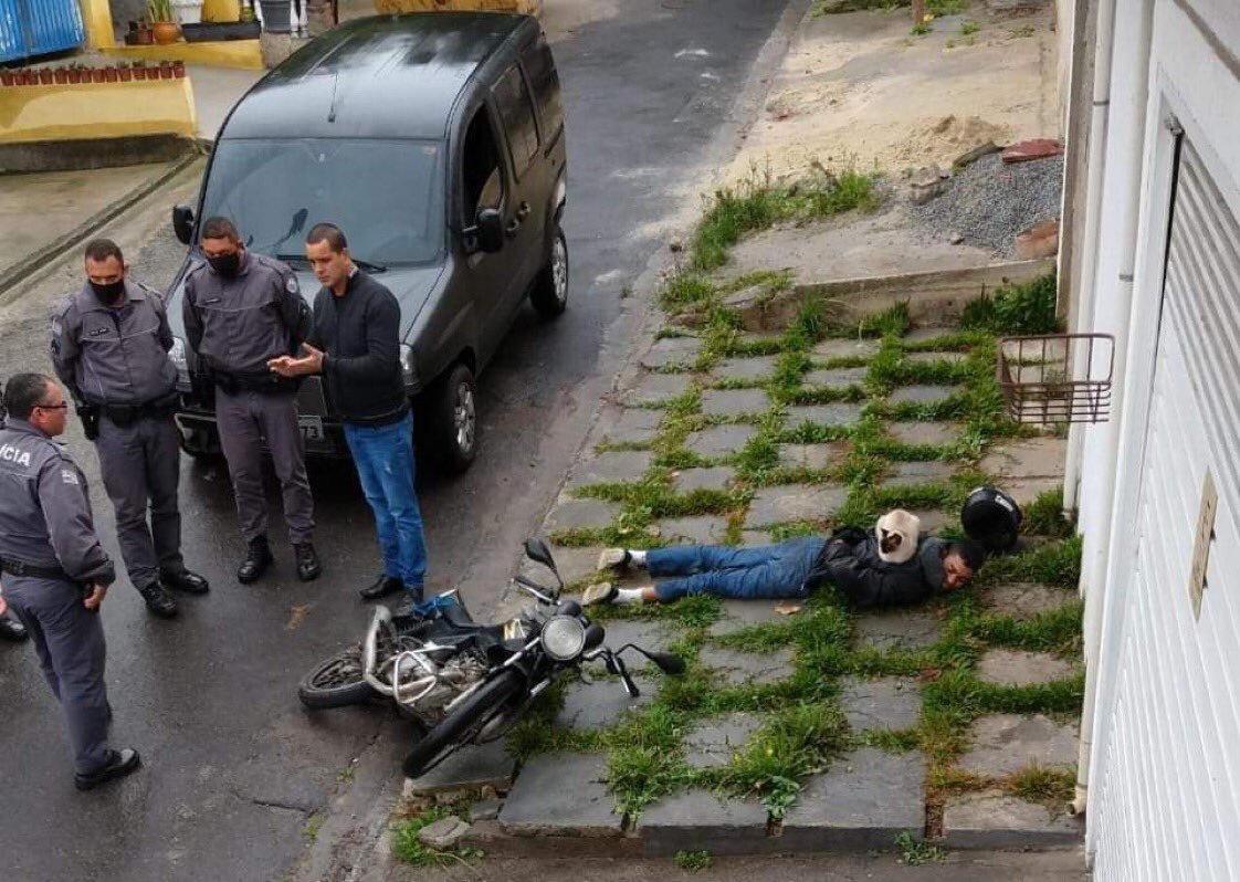 1122x798, 178 Kb / кот, кошка, полиция, мотоцикл, арест, задержание