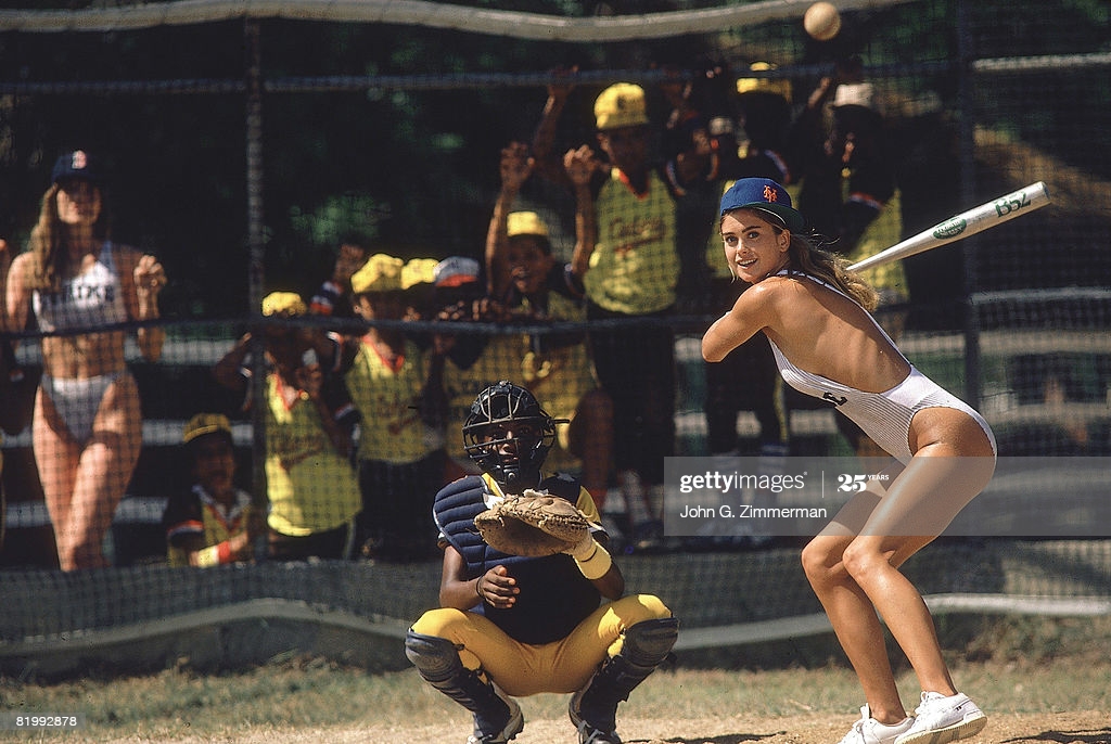 1024x686, 352 Kb / Kathy Ireland, бейсбол, бита, кепка, купальник, стадион